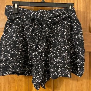 Jessica Simpson flowy shorts with tie